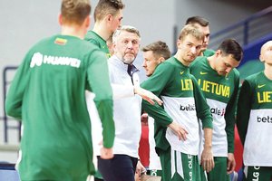 Lietuva pasaulio krepšinio valstybių reitinge į penketuką nepatenka, tačiau ir nekrito žemiau