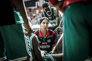 Afrikoje iškilusi krepšinio herojė rodo tikrą pavyzdį Vakarams: vyrų rinktinės trenerė stereotipus laužo į šipulius