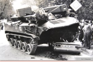 Atsisveikindami sovietų kareiviai Marijampolėje tanku sutraiškė automobilį