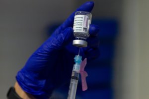 Estija teigia tęsianti vakcinaciją „AstraZeneca“ preparatu