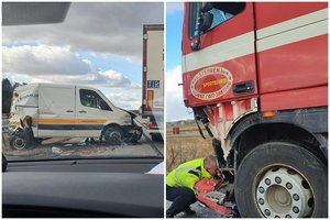 Autostradoje netoli Klaipėdos vilkikas rėžėsi į kelininkų autobusiuką – gali būti nukentėjusių
