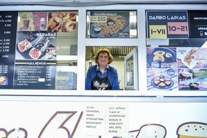 Į verslą nėrė sulaukusi 65-erių: vagonėlyje suka kebabus ir užsidirba antrą pensiją