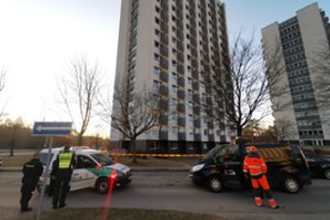 Vilniuje pro universiteto bendrabučio langą iškritusi moteris žuvo vietoje