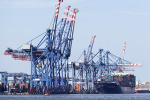 Egipto prezidentas nurodė iškrauti Sueco kanalą užblokavusį milžinišką konteinerių laivą