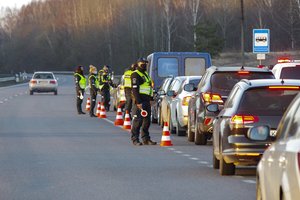 Policija pastebi padidėjusį judėjimą: savaitgalį apgręžti 1383 vairuotojai, 102 iš jų surašyti protokolai
