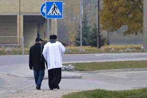 Detektyvas Skuode: prokurorus pasiekė pensininko skundas dėl pamaldas garaže vedusio kunigo
