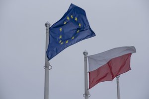 ES skundžia teismui Lenkiją dėl teismų nepriklausomumą galimai pažeidžiančio įstatymo