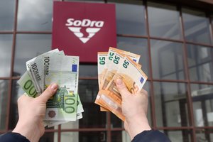 Dešimtys tūkstančių estų traukiasi iš pensijų fondų – lietuviai tokios galimybės neturi