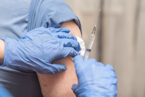 Prancūzijos „Valneva“ sėkmingai atliko pradinius klinikinius vakcinos nuo COVID-19 tyrimus