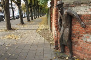 Kraupų banditų išpuolį Klaipėdoje primins atminimo lenta: pagerbė žuvusius pareigūnus