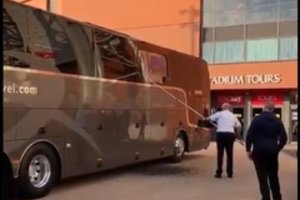 Pakeliui į stadioną „Real“ pateko į sirgalių pinkles – sudaužytas autobuso langas