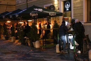 Penktadienio vakarą Vilniaus lauko kavinėse linksmybėms pasibaigusios darbo valandos netrukdė