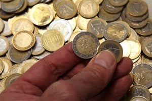 Lietuvos bankas perspėja – jums gali bandyti įkišti sugadintų eurų monetų