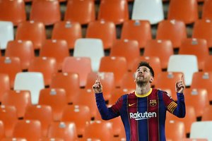 L. Messi neįmušė baudinio, bet dviem įvarčiais atgaivino „Barcelona“ viltis kovoti dėl titulo
