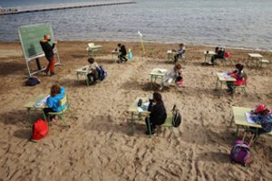 Ministerijos idėja pamokas mokiniams vesti lauke pasaulyje ne naujovė: mažieji ispanai ugdomi paplūdimyje