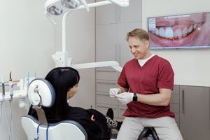 Paneigė mitą dėl dantų implantavimo: nauja šypsena greitai ir neskausmingai