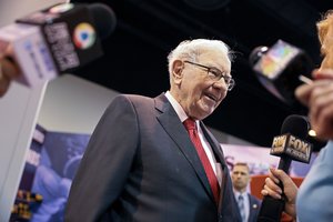 90-metis milijardierius W. Buffettas stebisi tuo, kas dedasi JAV: „Tai – labai neįprasta recesija“