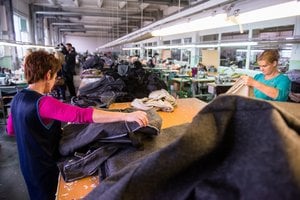 Pandemija sudavė smūgį ir tekstilės sektoriui: sumažėjo ir pajamos, ir darbuotojų skaičius