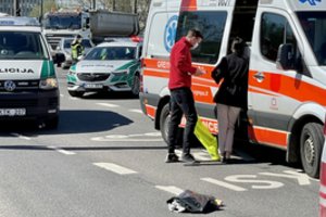 Tragedija Vilniuje: automobilis partrenkė per perėją ėjusią moterį, ji žuvo vietoje