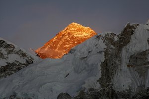 Kinija dėl COVID-19 grėsmės įrengs ant Everesto „skiriamąją liniją“ su Nepalu
