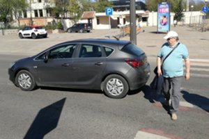 „Opel“ Kauno centre parbloškė pėsčiųjų perėja ėjusį vaikiną