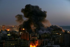 Dangų skrodžia raketos: po Izraelio aviacijos smūgių Gazoje sugriuvo 12 aukštų pastatas, „Hamas“ atsakė masine ataka
