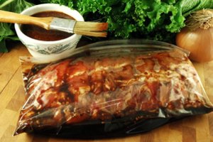Ekspertas išdavė ant žarijų keptos mėsos minkštumo paslaptį ir pasidalijo dviem marinatų receptais