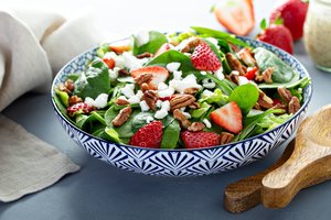 Skanaukite į sveikatą: gardžios pavasariškos salotos, suteikiančios milžiniškos naudos organizmui