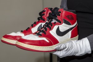 NBA legendos M. Jordano sportiniai bateliai aukcione parduoti už 150 000 dolerių