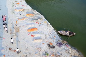 Indijoje rasta šimtai kūnų, palaidotų ant upių krantų