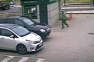 Alytaus policija ieško vyro, subadžiusio „Mercedes-Benz“ padangas