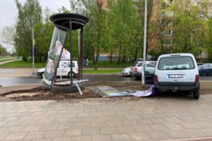 Nesuvaldytas „Citroen“ Vilniuje rėžėsį reklaminį stendą, vairuotojas paspruko pėsčiomis