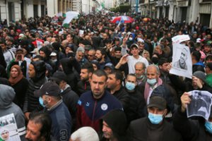 Alžyro valdžia užkirto kelią demokratiniams protestams, sulaikė šimtus