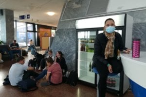 Minsko oro uoste įkalinti lietuviai atskleidė, kas vyko: saugojo kariai, neleido išeiti