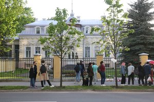 Baltarusijos ambasada Vilniuje aplaidyta popieriniais lėktuvėliais, surengta protesto akcija
