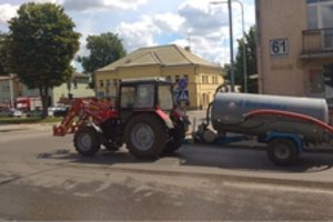 Į Kėdainių miesto gatves išriedėjo specialus traktorius – kovojo su kietosiomis dalelėmis