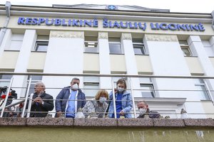 Nebyli kova po kolegės savižudybės Šiaulių ligoninėje tęsiasi: įpykę medikai dega žvakes, juos filmuoja kamera