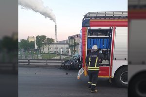 Vilniuje automobilis rėžėsi į atitvarus, prireikė gelbėtojų