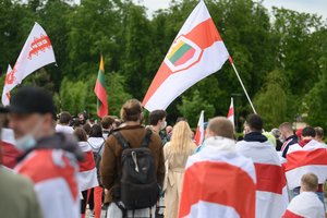 Šimtai žmonių susirinko į S. Cichanouskajos surengtą baltarusių palaikymo akciją