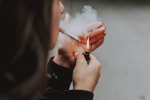 Lietuvių surūkomų cigarečių skaičius verčia žagtelti: norintys mesti atsimuša į sieną