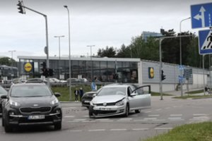 Per automobilių susidūrimą avaringoje Vilniaus sankryžoje nukentėjo moteris