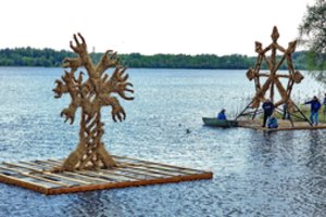 Zarasuose šiaudinių skulptūrų parkas ant ežero sudegs per Jonines