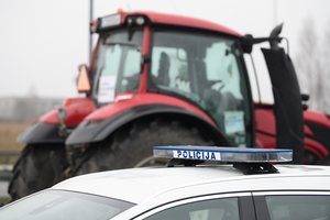 Ar laukuose dirbantis ir bendrame eisme nedalyvaujantis traktoristas irgi privalo būti blaivus?