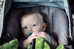 Automobilinę kėdutę kūdikiams naudojate ir namuose? Medikai įspėja, kad darote didelę klaidą