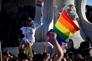 Briuselis žada išnagrinėti Vengrijos įstatymą, draudžianti skleisti informaciją apie LGBT