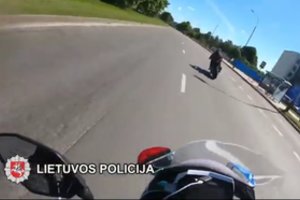 Vilniuje sučiuptas beteisis motociklininkas: skriejo didesniu nei 200 km/val greičiu, pažeidimų – daugybė