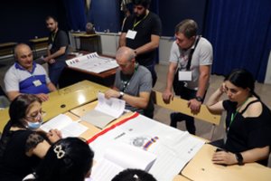Armėnijoje pirmalaikiuose parlamento rinkimuose balsavo apie 50 proc. rinkėjų 