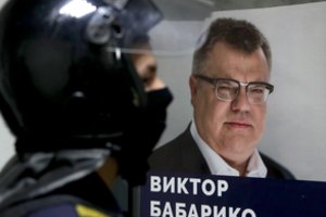 Baltarusijos prokurorai prašo 15 metų laisvės atėmimo bausmės opozicionieriui V. Babarykai