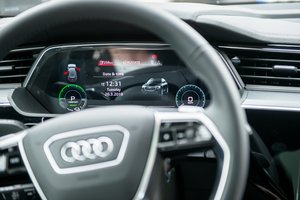 „Audi“ iki 2033 metų liausis gaminti iškastiniu kuru varomus automobilius