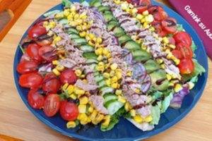 Tiesiog tobulos salotos su tunu: receptas, kuriuo norisi dalintis